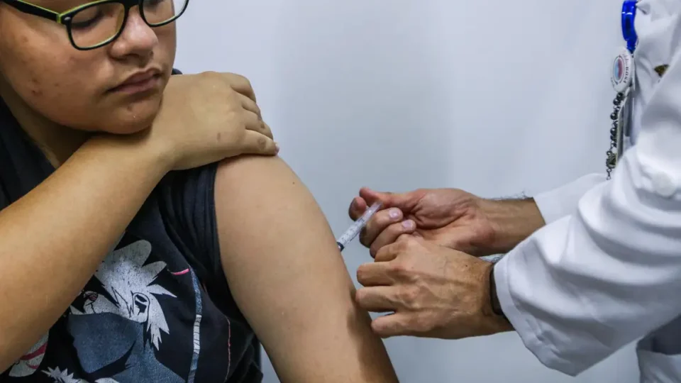 Jovens de 15 a 19 anos podem se vacinar contra HPV até junho de 2026