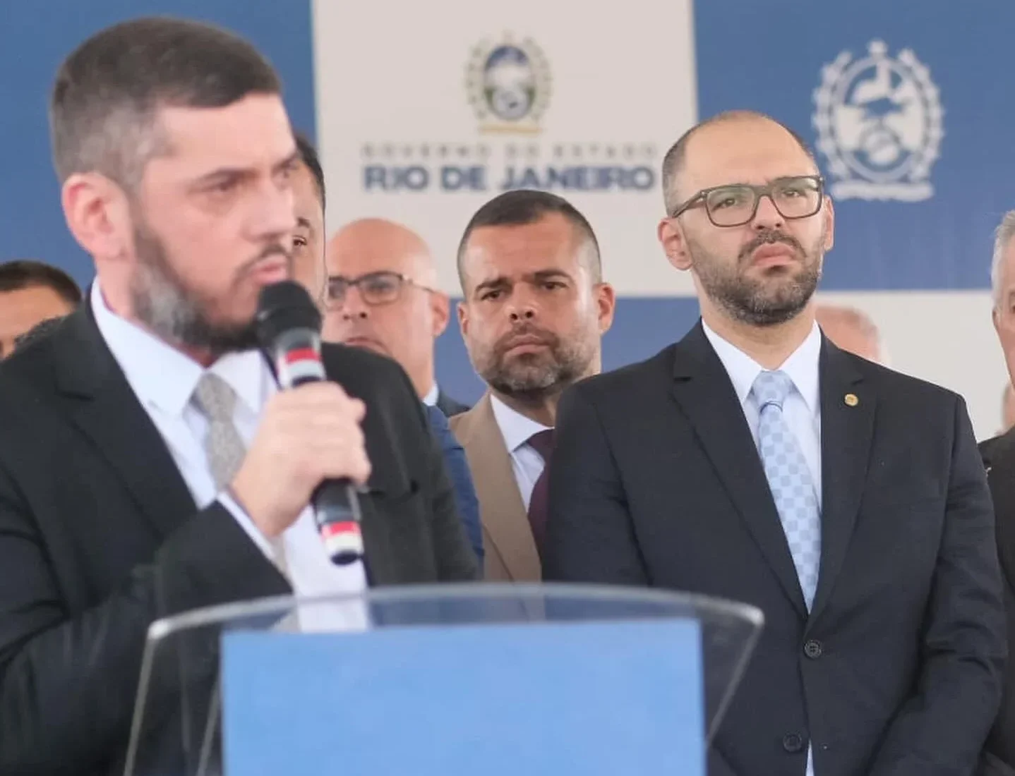 Rodrigo Bacellar (no púlpito) com Alexandre Knoploch (de óculos) ao fundo