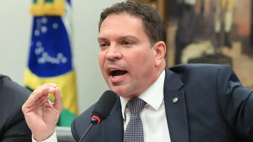 Moraes pede aos EUA extradição do deputado Alexandre Ramagem