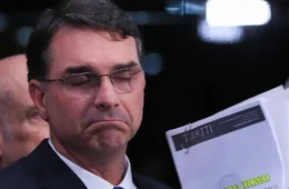 Mensagens indicam que Flávio Bolsonaro participou de festas com prostitutas, diz site