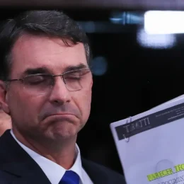 Mensagens indicam que Flávio Bolsonaro participou de festas com prostitutas, diz site