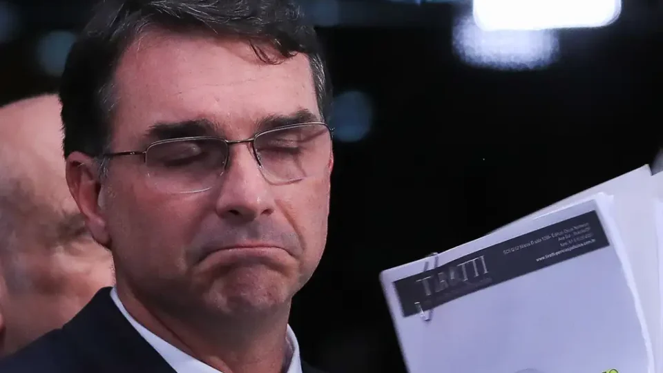 Flávio Bolsonaro volta frustrado dos EUA por não conseguir encontro com Marco Rubio