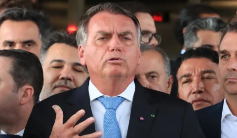 Bolsonaro passa por intervenção cirúrgica contra soluços e deve ficar internado até o ano novo