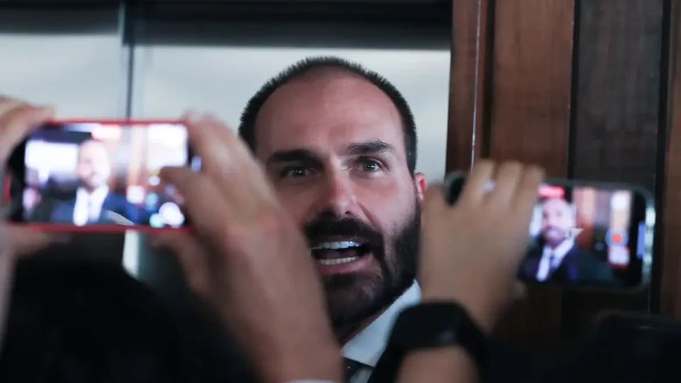 Motta notifica Eduardo Bolsonaro sobre processo de perda do mandato