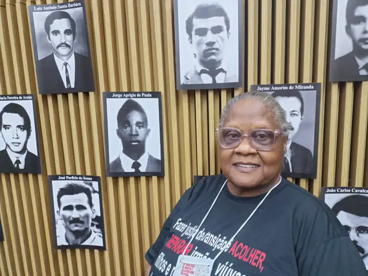 Maria de Fátima Marinelli, de 68 anos, recebe certidão de óbito retificada do marido Nativo de Oliveira, morto na ditadura - Foto Luiz Cláudio/Agência Brasil