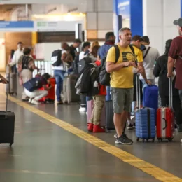 Primeira semana com regras sobre indisciplina tem três passageiros retirados de aviões