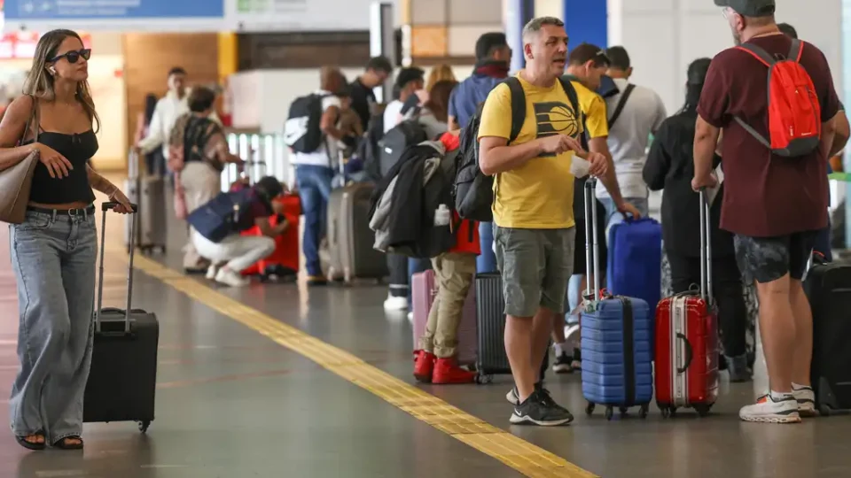 Pilotos e comissários podem entrar em greve a partir de 1º de janeiro