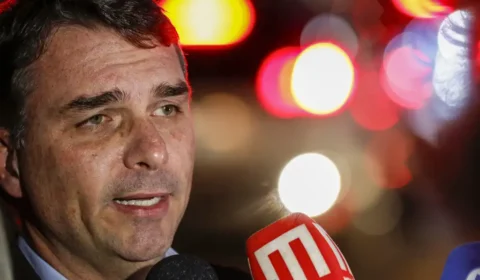 Flávio visita Bolsonaro e diz que pediu desculpas a Michelle após críticas