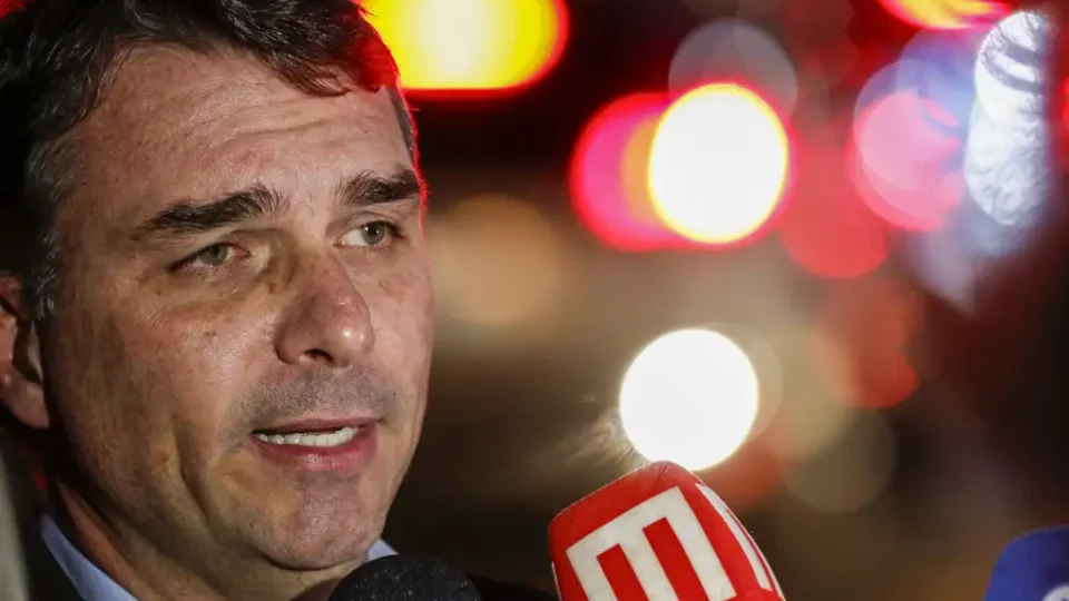 Flávio visita Bolsonaro e diz que pediu desculpas a Michelle após críticas