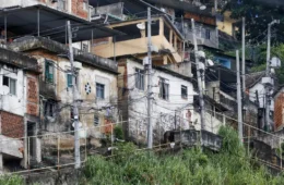 Quase 20% da população de favelas vivem em vias onde não passam carros