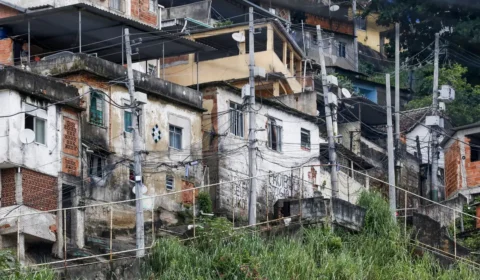Quase 20% da população de favelas vivem em vias onde não passam carros