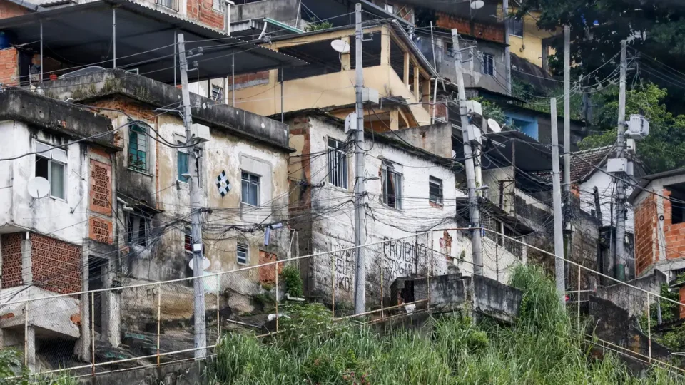 Quase 20% da população de favelas vivem em vias onde não passam carros