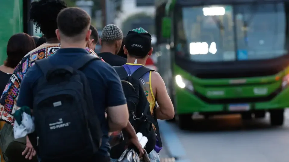 Conflitos armados desviaram 775 linhas de ônibus e paralisaram trens no Rio em 2025