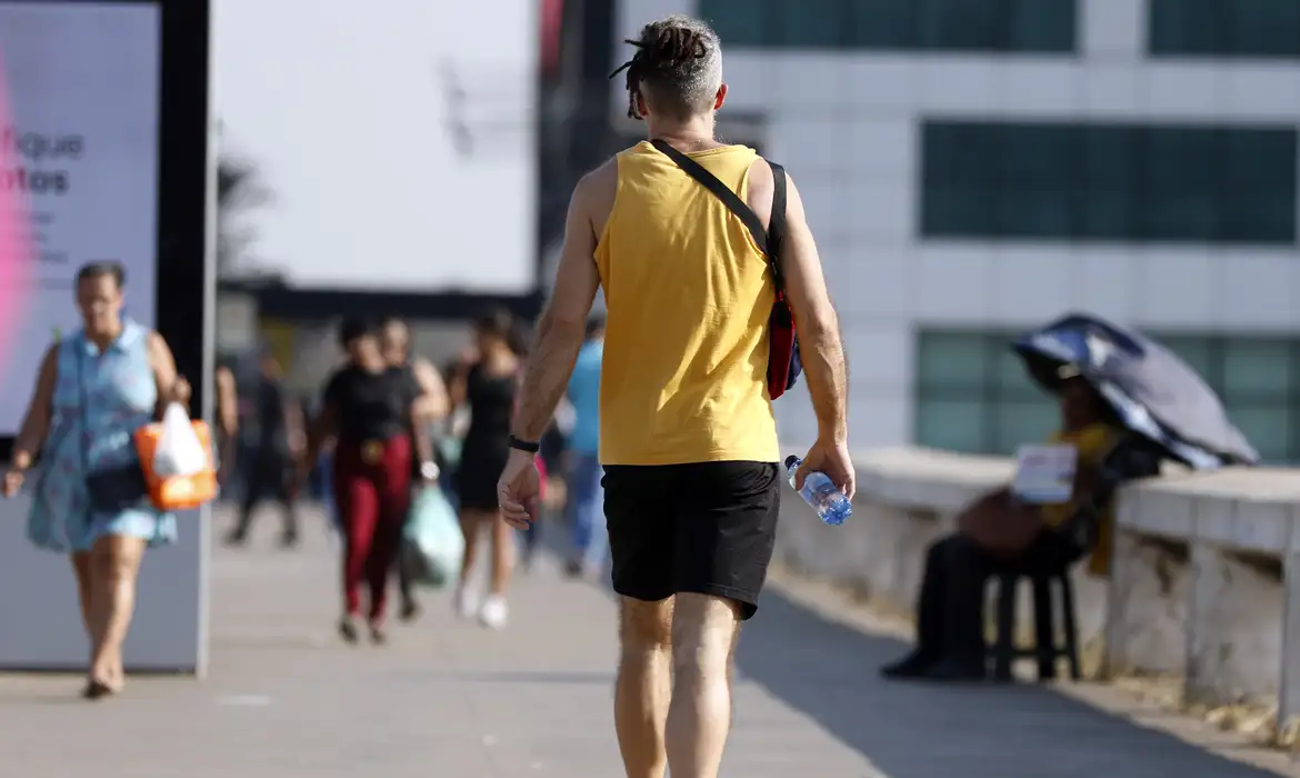 Frente fria e chuvas fortes atingem boa parte do país ao longo da semana; veja a previsão