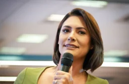 Michelle Bolsonaro diz não ‘se meter’ em crise sobre Flávio e que tem que cuidar do marido