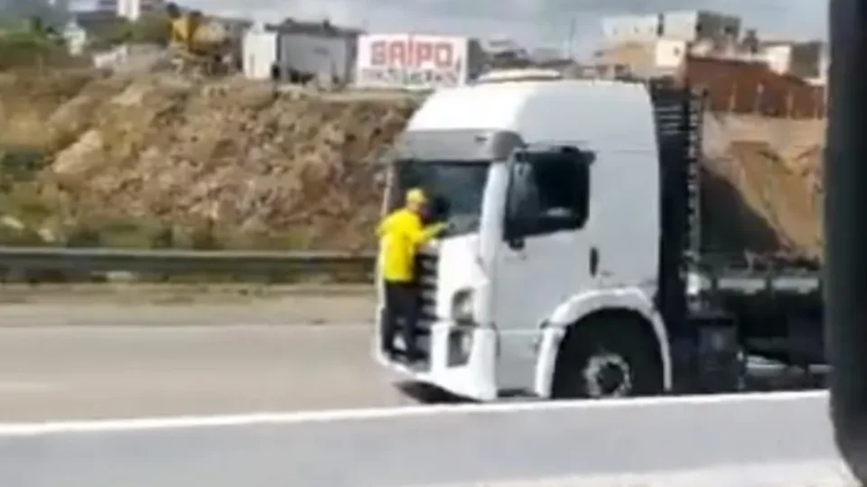 Sensacionalista: Caminhoneiros não aderem a greve com medo de alguém ficar pendurado na frente do caminhão