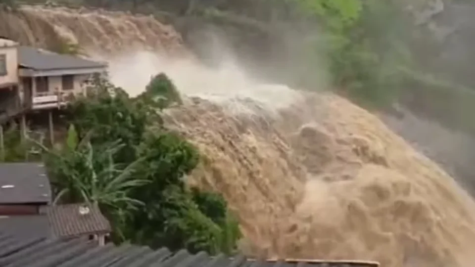 Petrópolis (RJ) sofre com alagamentos após temporal e Defesa Civil emite alerta extremo