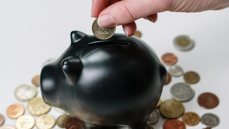 Economizar dinheiro lidera lista de metas dos brasileiros para 2026, aponta Datafolha