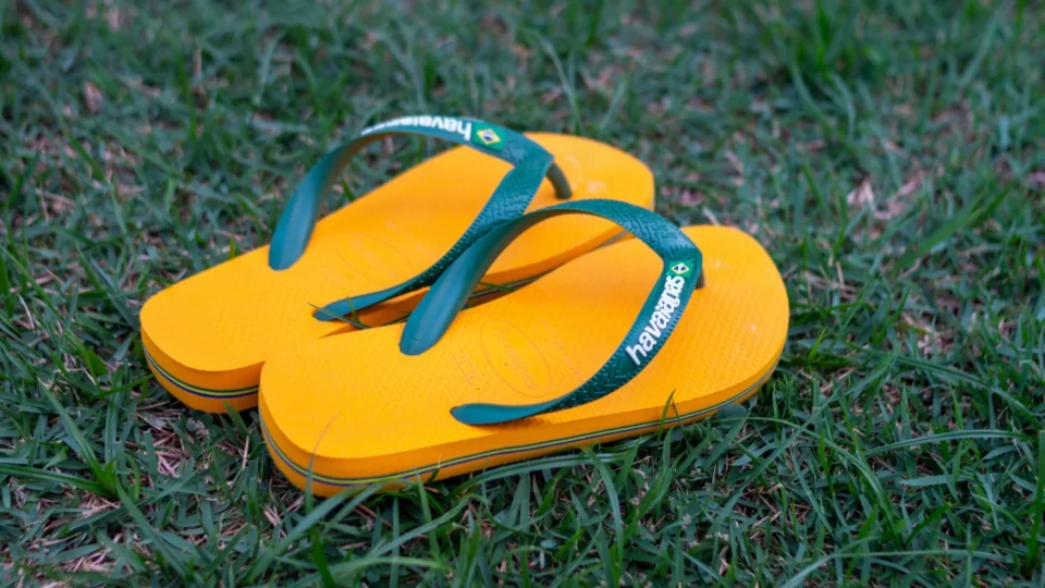 Havaianas: ações da Alpargatas voltam a subir após ataques da direita
