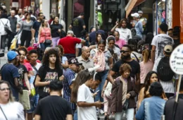 Datafolha: 35% dos brasileiros se identificam com a direita e 22%, com a esquerda