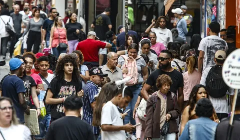 Datafolha: 35% dos brasileiros se identificam com a direita e 22%, com a esquerda