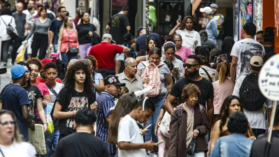 Datafolha: 35% dos brasileiros se identificam com a direita e 22%, com a esquerda