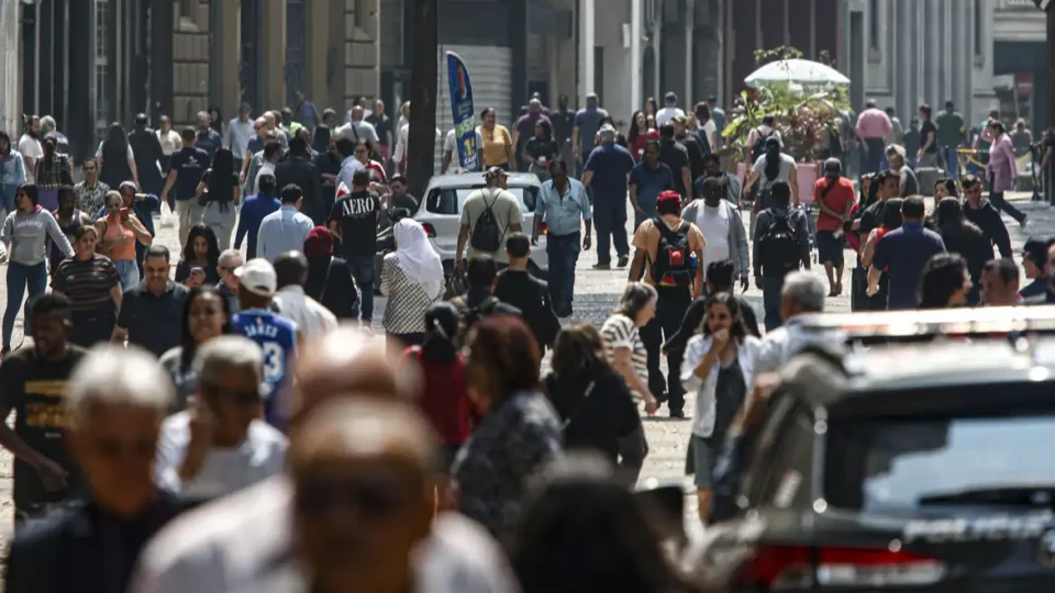 Mais de 8,6 milhões deixam pobreza; Brasil tem melhor nível desde 2012