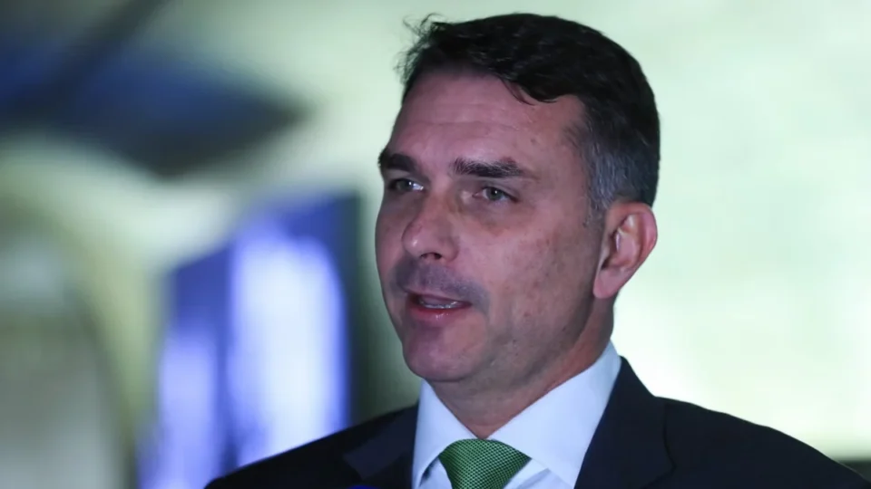 Flávio diz agora que candidatura é irreversível e que sobrenome é vantagem sobre Tarcísio