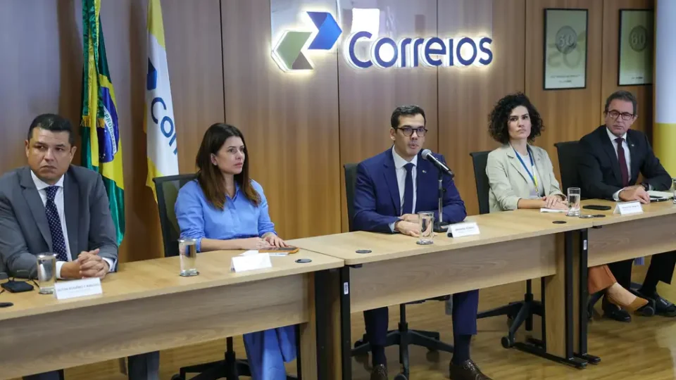 Correios planejam demitir 15 mil e fechar agências; estatal ainda precisa de R$ 8 bilhões