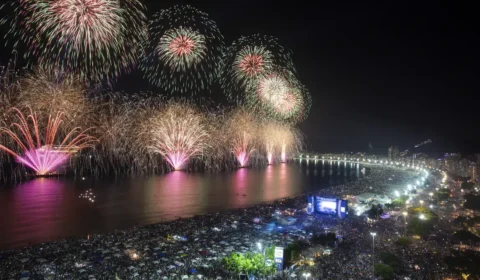Defesa Civil alerta para ondas de 2,5 metros no Rio e pede que banhistas evitem o mar