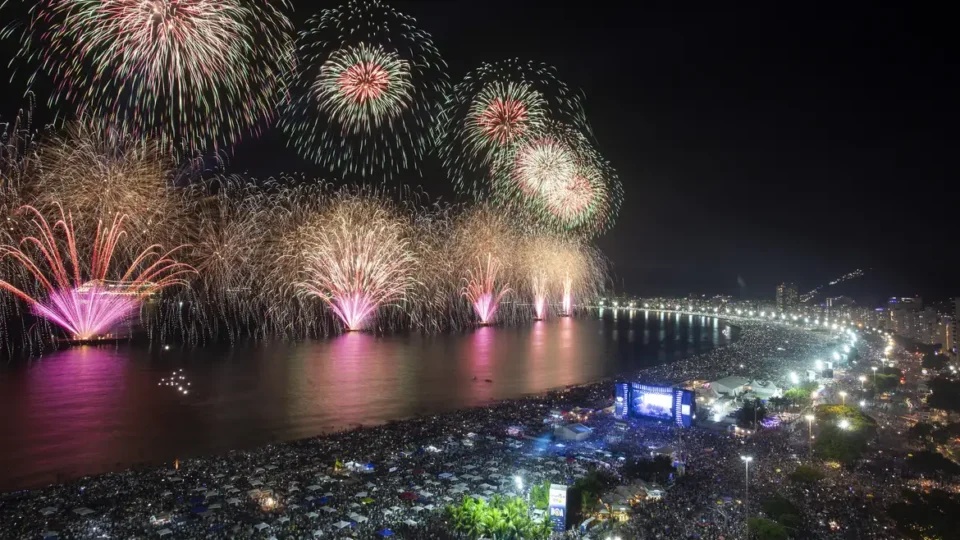 Defesa Civil alerta para ondas de 2,5 metros no Rio e pede que banhistas evitem o mar