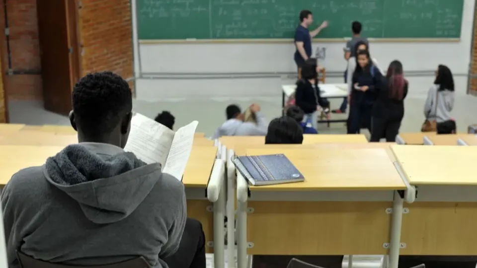 Violência e censura afetam nove em cada dez professores brasileiros