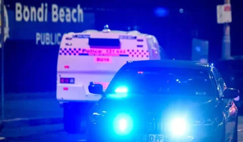 Pai e filho matam 15 pessoas durante festa judaica na praia na Austrália