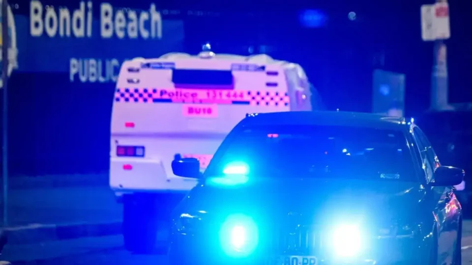 Pai e filho matam 15 pessoas durante festa judaica na praia na Austrália