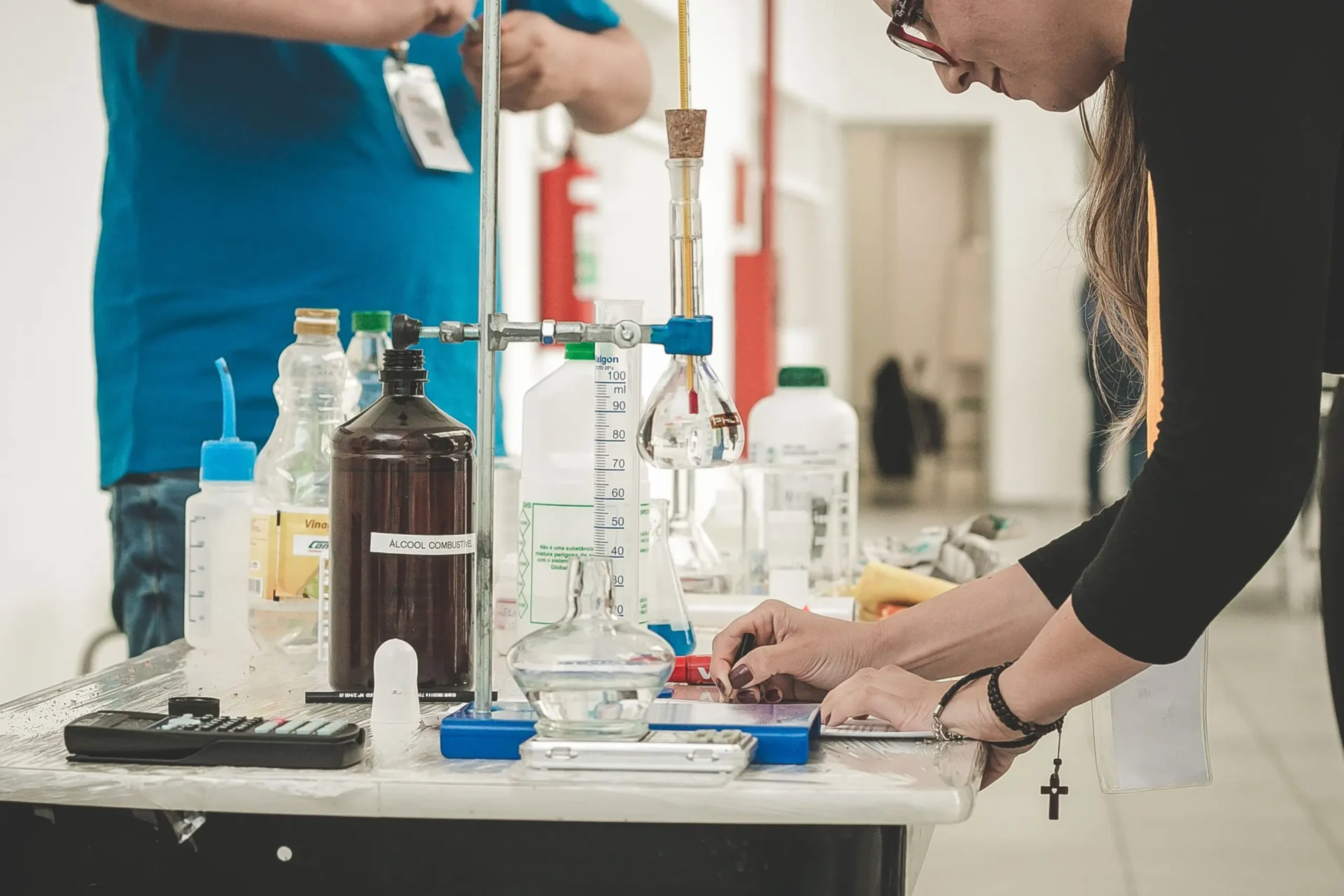 Pesquisa em STEM Apenas 17% dos graduados brasileiros são formados em áreas STEM, segundo relatório da OCDE. Foto: Fundação Toyota do Brasil