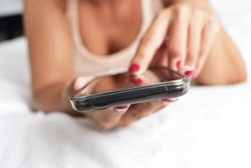 Inteligência artificial amplia acesso ao crédito e levanta alerta sobre endividamento entre jovens