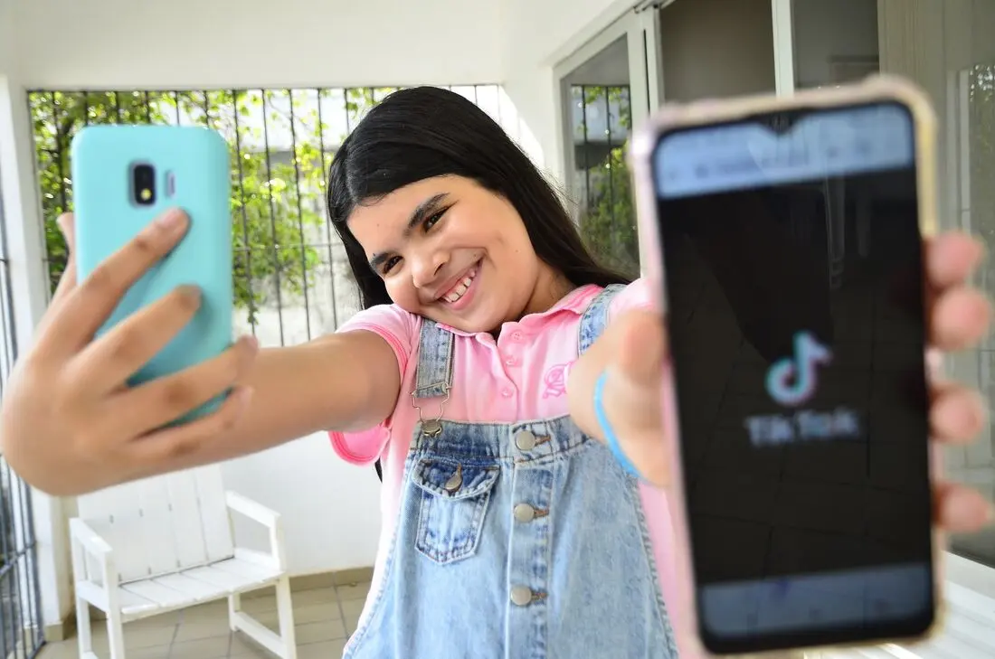 influência tiktok jovens O TikTok mudou a forma de pensar, consumir informação e até de sonhar - e isso tem efeitos profundos na juventude global. Imagem: Arthur Mota