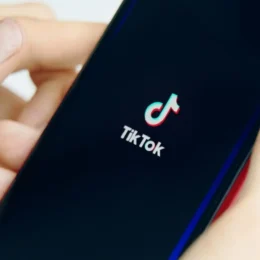 TikTok recomenda vídeos de candidatos apesar de regra do TSE, aponta estudo