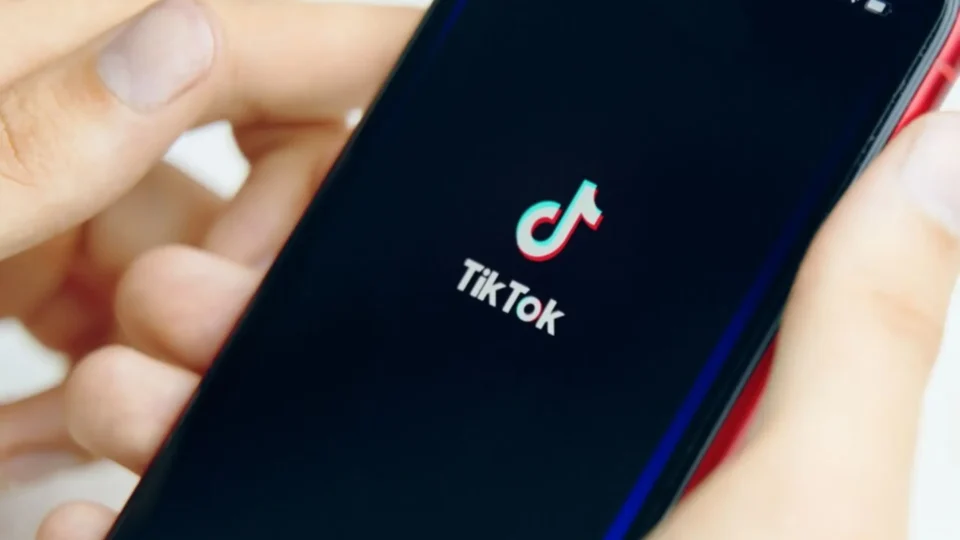TikTok torna privadas todas as contas de menores de 16 anos