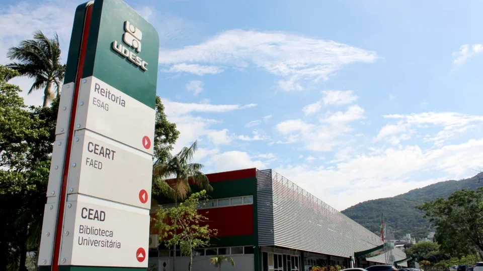 Universidade de SC contesta PL anti-cotas; projeto ameaça zerar seu orçamento