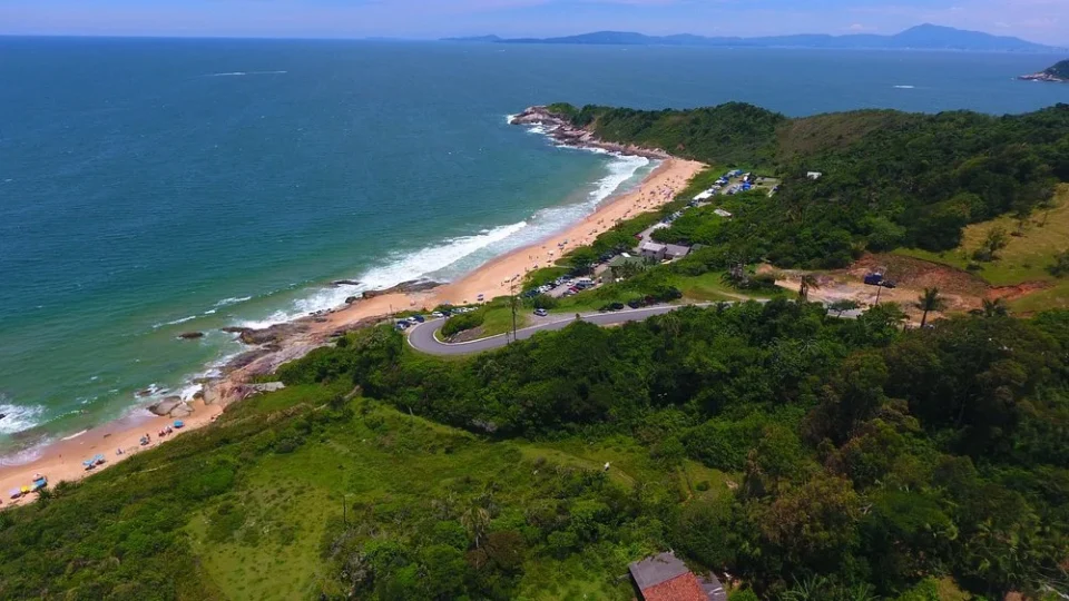 Balneário Camboriú vai proibir naturismo em praia pioneira na prática