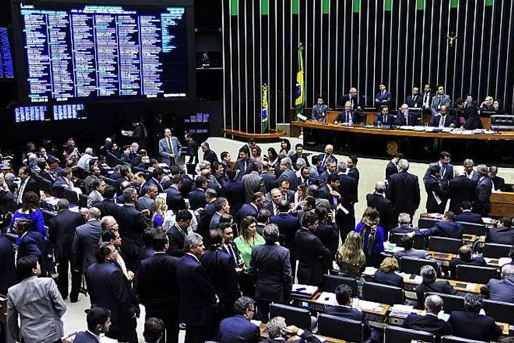 arcabouço, Em 2015, o Plenário da Câmara rejeitou o fim do voto obrigatório, previsto no relatório para a PEC da Reforma Política (PEC 182/2007). Foto: Luis Macedo/Câmara dos Deputados