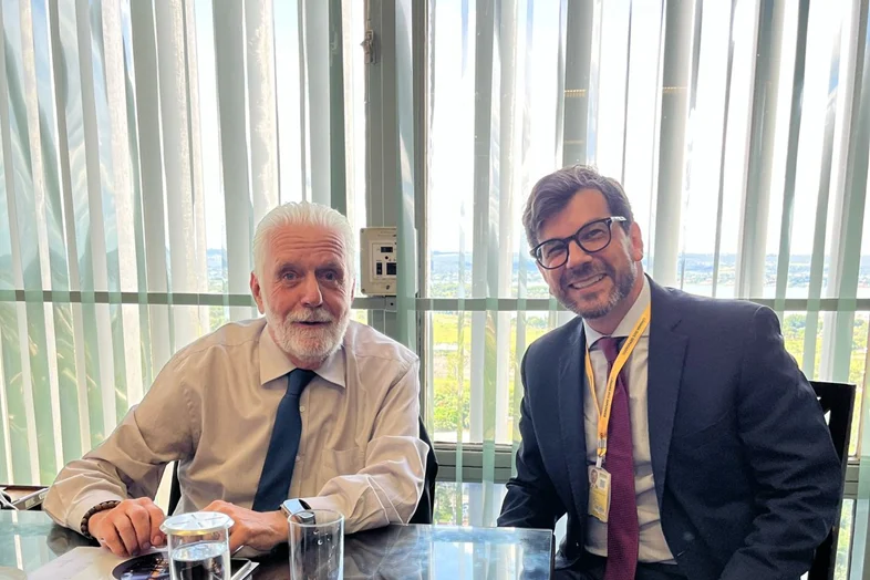 Em abril, o senador Jaques Wagner (PT/BA) se reuniu com o presidente da Abiquim, André Passos Cordeiro (de paletó). Wagner já protocolou projeto de lei para limitar plásticos de uso único, mas voltou atrás em 24 horas (Foto: Abiquim/Reprodução)