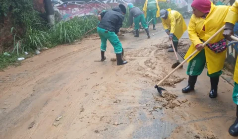 Temporal faz Petrópolis (RJ) emitir alerta extremo e fechar escolas e lojas
