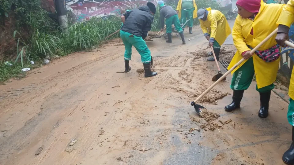 Temporal faz Petrópolis (RJ) emitir alerta extremo e fechar escolas e lojas