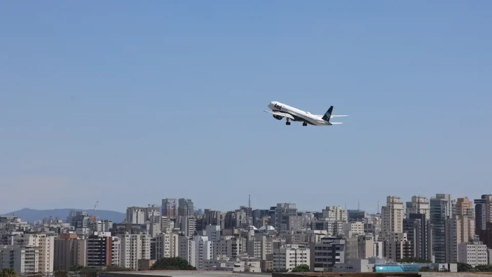 Preço médio das passagens aéreas cai 20% em novembro