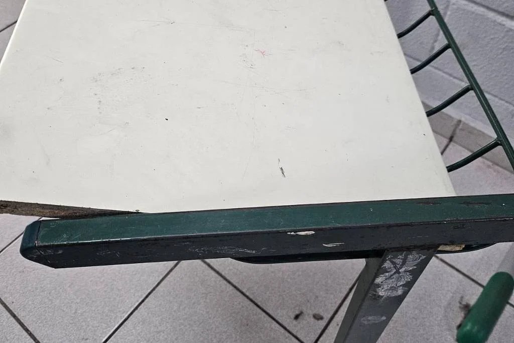 Sem reposição feita pelo governo, diretores estão pedindo doação de cadeiras e carteiras em escolas vizinhas - Arquivo Pessoal Escolas estaduais de SP estão desde junho sem verba para manutenção