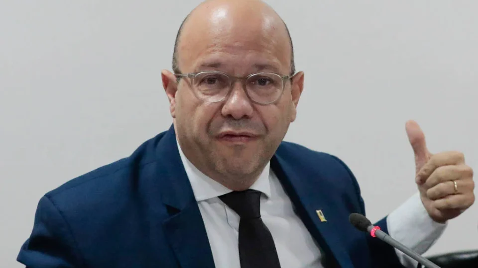 Lula escolhe Olavo Neto para lugar de Gleisi e prevê substituir ministros por secretários