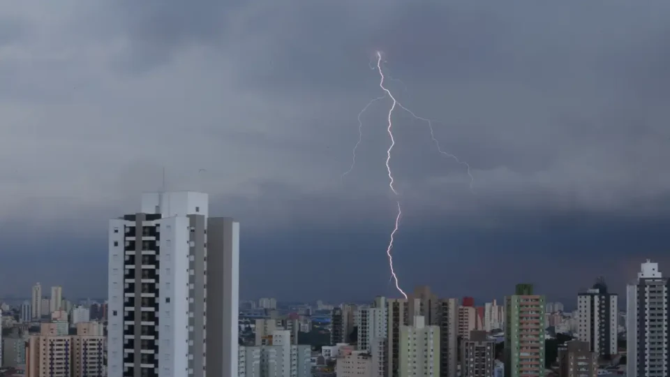 Risco de temporais, chuva forte e calor ocorrem em todo o país; veja a previsão