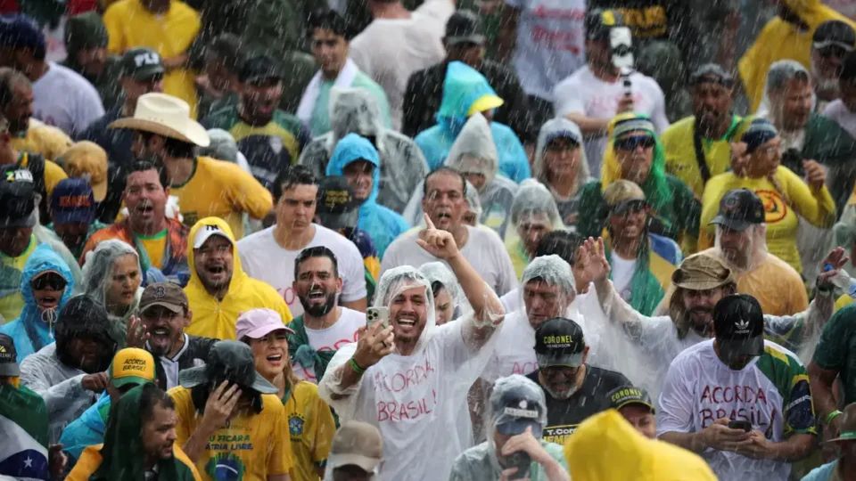 Manifestantes são feridos por raios em ato pela anistia de Bolsonaro